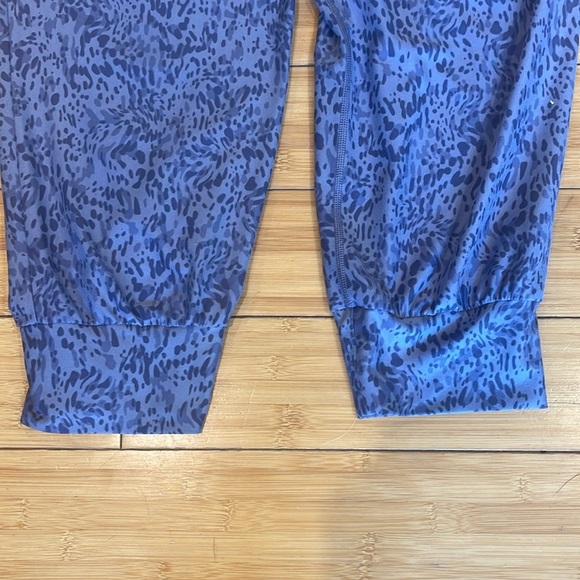 Athleta Violet Print Salutation Crop Jogger Lifestyle Fitness Pant - Picture 9 of 12